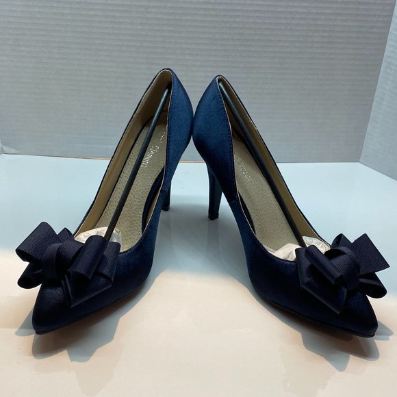 BRAND NEW Navy Pointed Toe Bow Heel Pump - Picture 2 of 9
